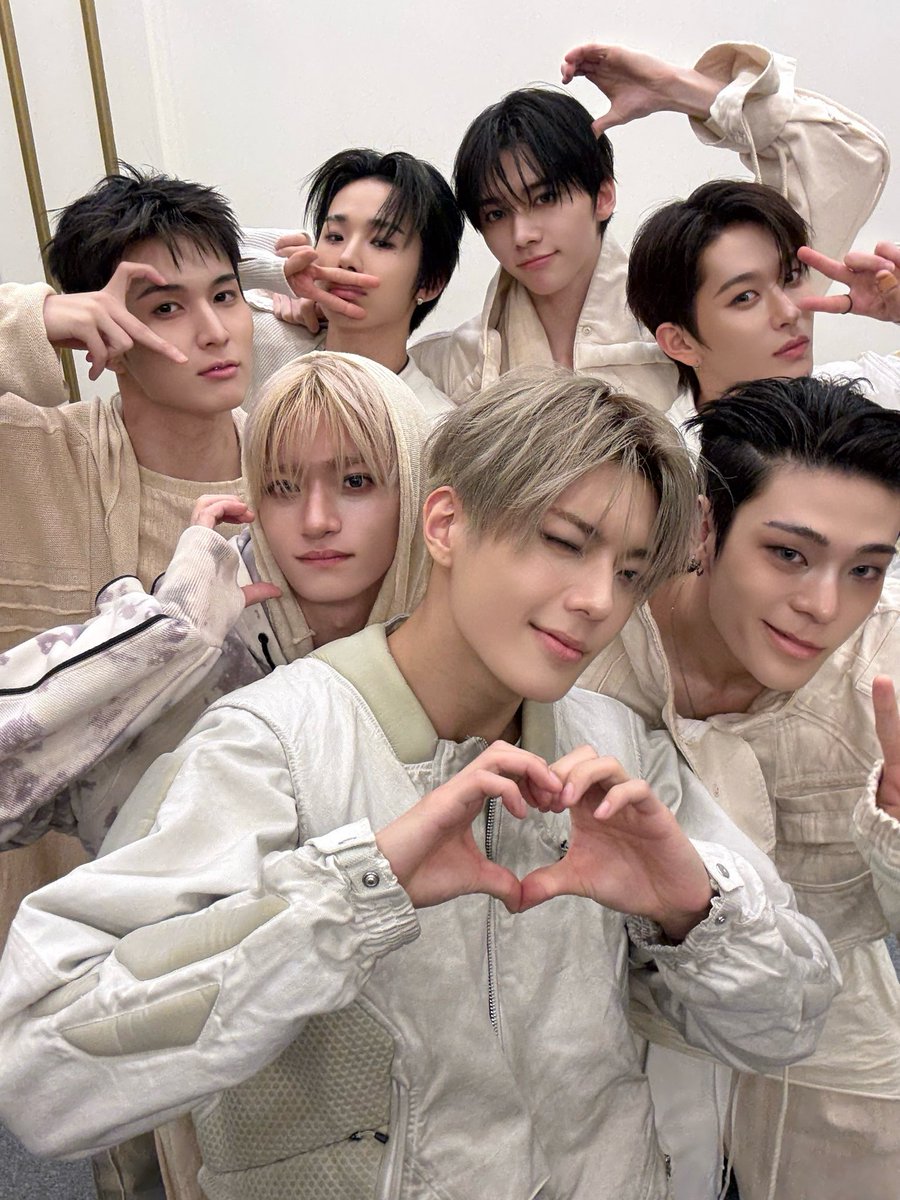whib_official's tweet photo. [📸]
2026.02.01
디어마이뮤즈 팬사인회

#WHIB #휘브
#WEROCK_ROCKTHENATION
#ROCKTHENATION https://t.co/ZSec4yxsAM