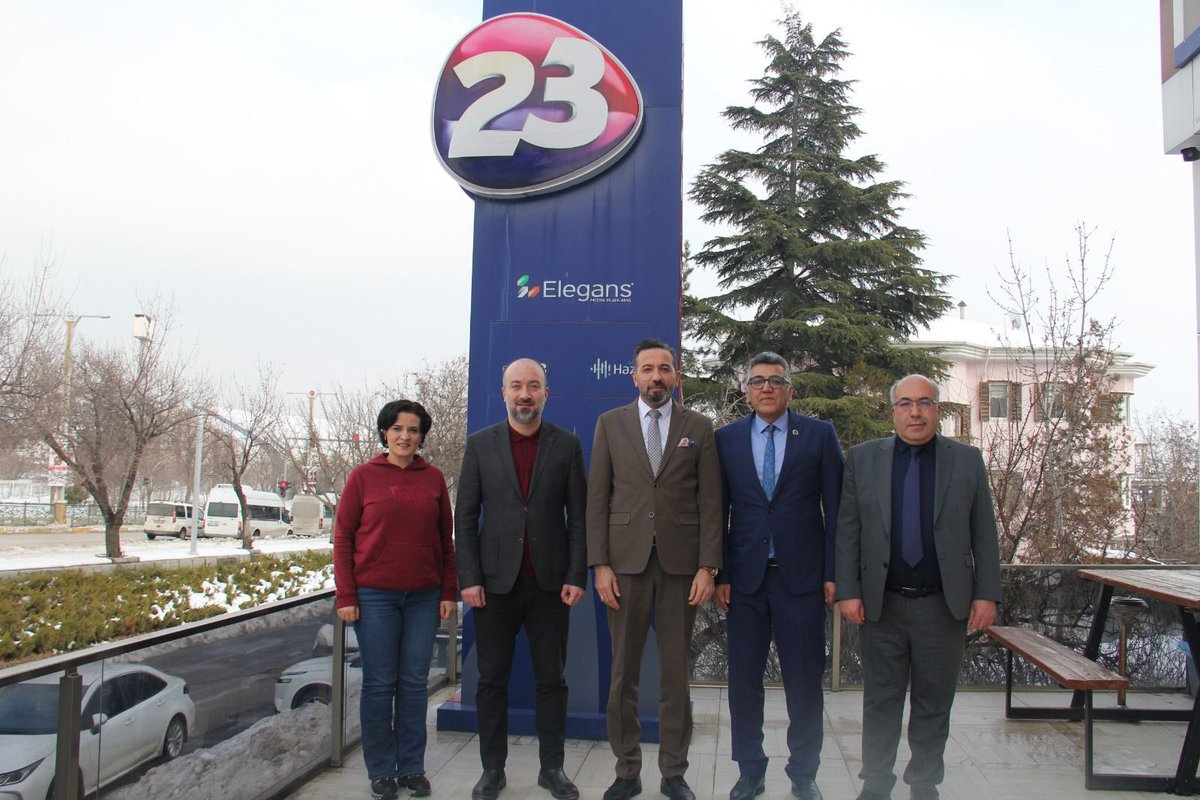 Türk Ocakları Elazığ Şube Başkanı Prof. Dr. Yavuz Haykır ve yönetim kurulu üyeleri, Elazığ Kanal 23 Genel Yayın Yönetmenliği görevine atanan Metin Erol’a hayırlı olsun ziyaretinde bulundu.

Nazik ev sahipliği için Sayın Metin Erol’a teşekkür eder, yeni görevinde başarılar