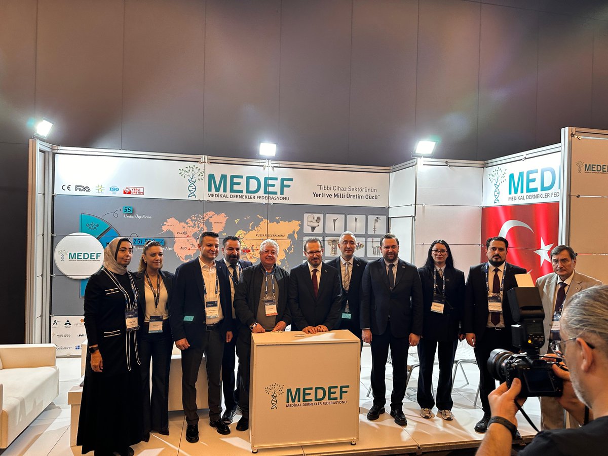 Medeffederasyon's tweet photo. Medikal Dernekler Federasyonu (MEDEF),

30 Ocak – 2 Şubat 2026 tarihleri arasında Antalya’da düzenlenen 6. Uluslararası Tıbbi Tedarik Zinciri Yönetimi Kongresi’ne standlı katılım sağlamıştır.
Kamu, özel sektör, akademi, sivil toplum kuruluşları ve uluslararası paydaşları bir araya getiren kongre; tıbbi tedarik zincirinin mevcut durumu, geleceği ve sektördeki dönüşüm alanlarının kapsamlı biçimde ele alındığı, paydaşlar arası etkileşimi güçlendiren önemli bir buluşma noktası olmuştur.

Kongrenin açılış oturumunda konuşan T.C. Sağlık Bakan Yardımcısı Doç. Dr. Şuayıp Birinci, pandemi ve afet süreçlerinde edinilen tecrübelerin; tıbbi tedarik zincirinin yalnızca bir lojistik faaliyet değil, sağlık sisteminin kesintisiz ve etkin şekilde işlemesini doğrudan etkileyen stratejik bir yapı olduğunu açık biçimde ortaya koyduğunu vurgulamıştır. Bu kapsamda; dayanıklı, planlı ve entegre tedarik yapılarının önemi ile bilgi ve yeniliğin ürüne dönüşmesini sağlayan mekanizmaların güçlendirilmesinin gerekliliğine dikkat çekilmiştir.

Açılış programında ayrıca DMO Genel Müdürü Sayın Şinasi Candan, sağlık sistemlerinde sürdürülebilir, güvenilir ve yerli üretimi destekleyen tedarik zincirlerinin kritik rolüne ilişkin değerlendirmelerde bulunmuştur.

Kongre kapsamında gerçekleştirilen panel, oturum ve çalıştaylarda; üreten sağlık ekosisteminde yerlileştirme ve inovasyon stratejileri, tıbbi cihaz sektöründe değişen rekabet koşulları ve uluslararası tedarik ilişkileri, sağlık market uygulamaları ile akıllı tedarik yönetimi modelleri, kriz ve afet dönemlerinde tıbbi tedarik zincirinin dayanıklılığını artırmaya yönelik yaklaşımlar ele alınmıştır. Bununla birlikte; sağlık sektöründe üretim, tedarik, lojistik, planlama, sürdürülebilirlik ve yerli üretim başlıkları çok boyutlu olarak değerlendirilmiştir.

MEDEF olarak; tıbbi tedarik zincirinde yerli üretimin güçlendirilmesi, sektör paydaşları arasındaki iş birliğinin artırılması ve sağlık sistemlerinin sürdürülebilirliğine katkı sunacak yapısal yaklaşımların desteklenmesine yönelik çalışmalara katkı sağlamaktan memnuniyet duyuyoruz. Kongre süresince standımızda sektör temsilcileriyle bir araya gelerek görüş ve deneyim paylaşımında bulunduk.
@tibbitedarikkongresi