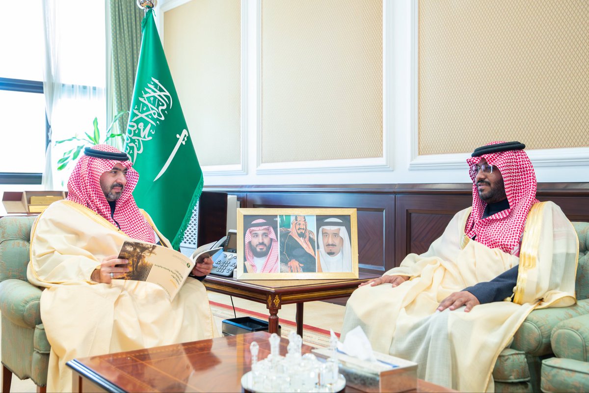 سمو #نائب_أمير_منطقة_تبوك الأمير #خالد_بن_سعود بن عبدالله الفيصل بن عبدالعزيز يستقبل مدير عام فرع وزارة البيئة والمياه والزراعة بالمنطقة المهندس أمجد بن عبدالله ثلاب ويتسلم التقرير السنوي لأعمال الفرع لعام 2025 م.