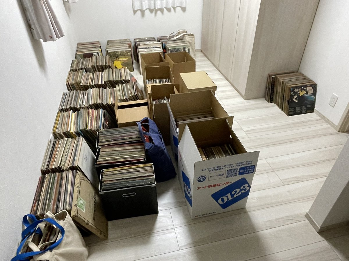 ytakechi6's tweet photo. 今日一日かけて全てのレコードを運び込んだ。もう死にそう https://t.co/YopHymqOcM