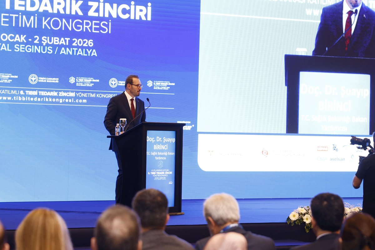 Medeffederasyon's tweet photo. Medikal Dernekler Federasyonu (MEDEF),

30 Ocak – 2 Şubat 2026 tarihleri arasında Antalya’da düzenlenen 6. Uluslararası Tıbbi Tedarik Zinciri Yönetimi Kongresi’ne standlı katılım sağlamıştır.
Kamu, özel sektör, akademi, sivil toplum kuruluşları ve uluslararası paydaşları bir araya getiren kongre; tıbbi tedarik zincirinin mevcut durumu, geleceği ve sektördeki dönüşüm alanlarının kapsamlı biçimde ele alındığı, paydaşlar arası etkileşimi güçlendiren önemli bir buluşma noktası olmuştur.

Kongrenin açılış oturumunda konuşan T.C. Sağlık Bakan Yardımcısı Doç. Dr. Şuayıp Birinci, pandemi ve afet süreçlerinde edinilen tecrübelerin; tıbbi tedarik zincirinin yalnızca bir lojistik faaliyet değil, sağlık sisteminin kesintisiz ve etkin şekilde işlemesini doğrudan etkileyen stratejik bir yapı olduğunu açık biçimde ortaya koyduğunu vurgulamıştır. Bu kapsamda; dayanıklı, planlı ve entegre tedarik yapılarının önemi ile bilgi ve yeniliğin ürüne dönüşmesini sağlayan mekanizmaların güçlendirilmesinin gerekliliğine dikkat çekilmiştir.

Açılış programında ayrıca DMO Genel Müdürü Sayın Şinasi Candan, sağlık sistemlerinde sürdürülebilir, güvenilir ve yerli üretimi destekleyen tedarik zincirlerinin kritik rolüne ilişkin değerlendirmelerde bulunmuştur.

Kongre kapsamında gerçekleştirilen panel, oturum ve çalıştaylarda; üreten sağlık ekosisteminde yerlileştirme ve inovasyon stratejileri, tıbbi cihaz sektöründe değişen rekabet koşulları ve uluslararası tedarik ilişkileri, sağlık market uygulamaları ile akıllı tedarik yönetimi modelleri, kriz ve afet dönemlerinde tıbbi tedarik zincirinin dayanıklılığını artırmaya yönelik yaklaşımlar ele alınmıştır. Bununla birlikte; sağlık sektöründe üretim, tedarik, lojistik, planlama, sürdürülebilirlik ve yerli üretim başlıkları çok boyutlu olarak değerlendirilmiştir.

MEDEF olarak; tıbbi tedarik zincirinde yerli üretimin güçlendirilmesi, sektör paydaşları arasındaki iş birliğinin artırılması ve sağlık sistemlerinin sürdürülebilirliğine katkı sunacak yapısal yaklaşımların desteklenmesine yönelik çalışmalara katkı sağlamaktan memnuniyet duyuyoruz. Kongre süresince standımızda sektör temsilcileriyle bir araya gelerek görüş ve deneyim paylaşımında bulunduk.
@tibbitedarikkongresi