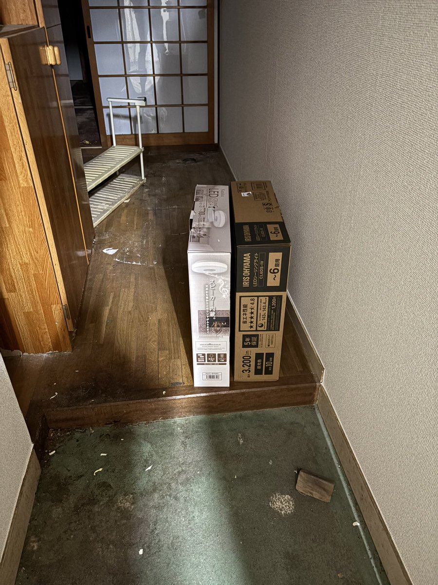 wabisuke369's tweet photo. 今日はリフォームしてもらってる空室にシーリングライトを届けた。
1人親方は無料で取り付けてくれる。、 https://t.co/RgOx4rqABx