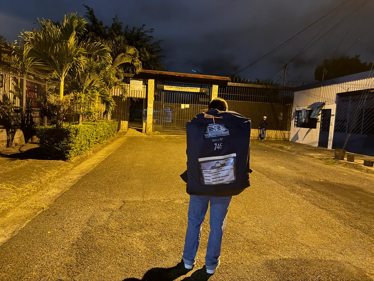 Auxiliar de mesa en San Rafael Abajo de Desamparados llegó esta madrugada  a su puesto de votación con la tula que custodió durante varios días