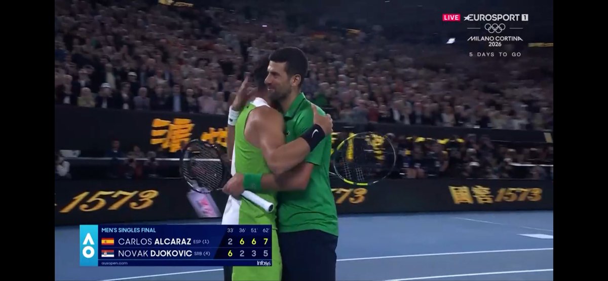 İspanyollara karşı yüzün finallerde hep az güldü be Nole. Canın sağolsun biz senden razıyız.