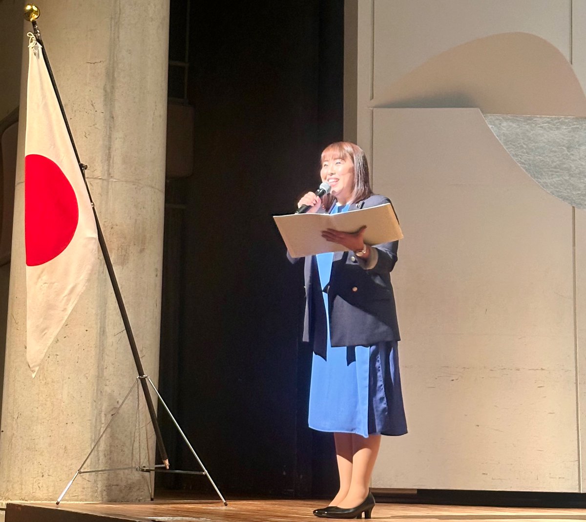jgsdf_15b_pr's tweet photo. 本日、定期演奏会において司会を務めていただいた下地ななえさんには、終始あたたかく、そして華やかな進行で演奏会を大いに盛り上げていただきました、聞き取りやすい語り口により、演奏の魅力がより一層引き立ち、会場は終始和やかな雰囲気に包まれました。心より感謝申し上げます。 https://t.co/TZiUkYm7e3