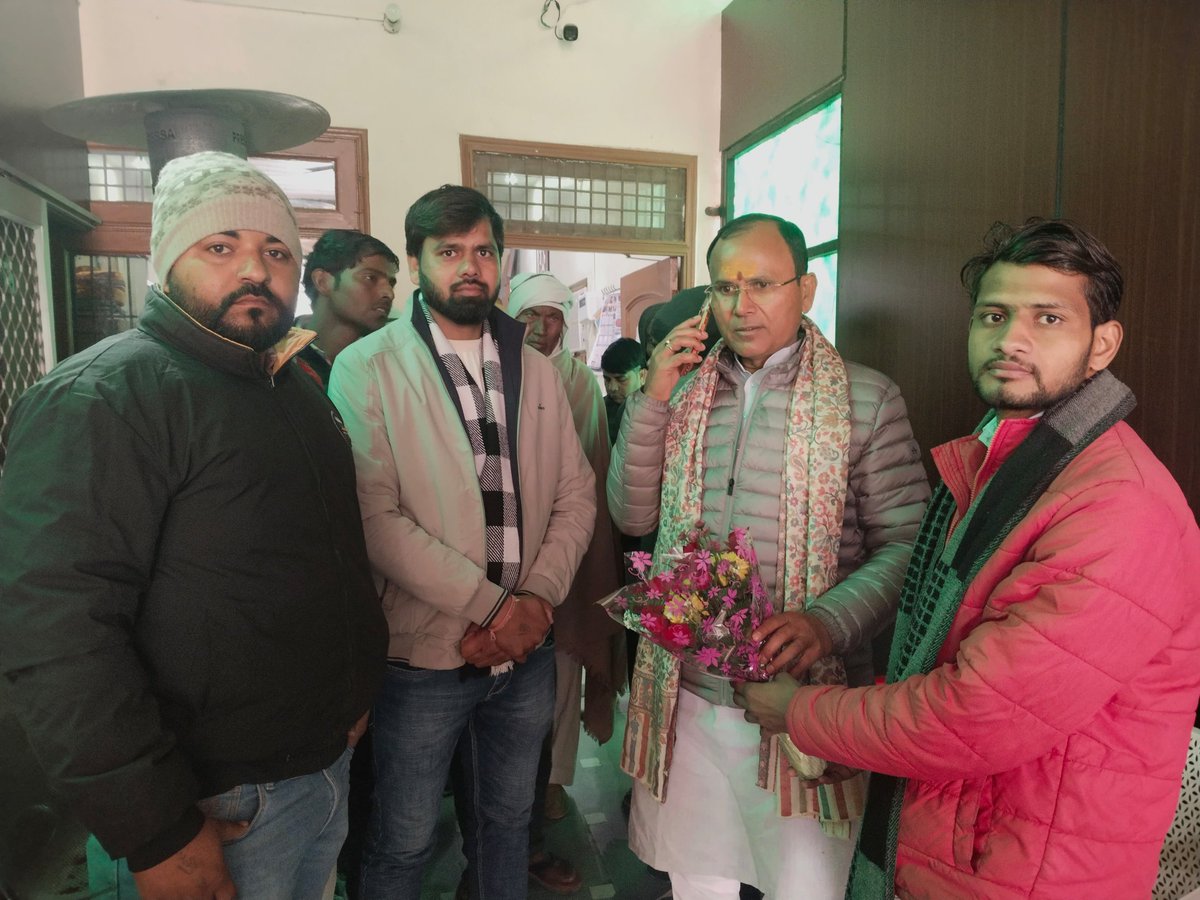 जनपद #मथुरा में जिला अध्यक्ष श्री विजय सिंह जी के नेतृत्व में पंचायत सहायकों ने माननीय विधायक श्री मेघश्याम जी को माननीय मुख्यमंत्री जी को संबोधित ज्ञापन सौंपा है। इस ज्ञापन में पंचायत सहायकों के स्थाईकरण और मानदेय बढ़ोत्तरी की मांग की गई <a href="/CMOfficeUP/">CM Office, GoUP</a> <a href="/DirectorUPPR/">Director Panchayati Raj</a> <a href="/MLA_Meghshyam/">Meghshyam Singh (मैं हूँ मोदी जी का परिवार )</a>