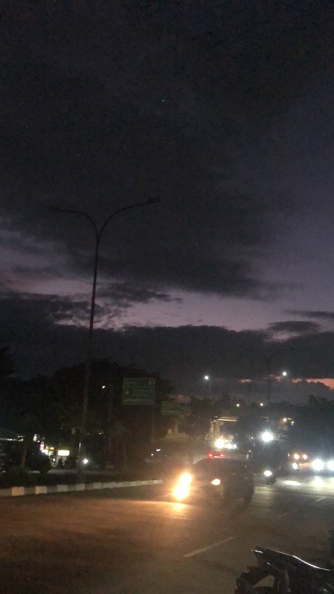 Drex9393's tweet photo. Lampu jalan di Exit tol brigif mati sudah 1 bulan tdk ada tindak lanjut kah @pln_123 @PTJASAMARGA @KemenPU https://t.co/Q8GcjiYOr3