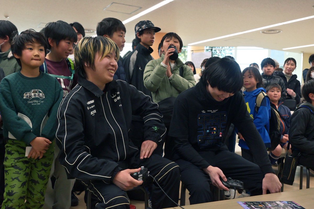 manmamiya13's tweet photo. 1月31日に子ども未来館のいちはらゲームフェスに参加しました！
子どもたちと沢山スマブラしました！

最初に子どもたち同士の試合を実況解説して、
その後は僕との対戦会が始まりました😊

なんと、ルールは1スト対3スト、ステージと僕が使用するキャラは指定ありでした！Σ (° ꒳ ° )!?

キャラ指定は、ゲッチとなぜかピチューが多かったですw
ピチュー4回くらい指定された😂
1ストピチューは自傷ダメージで常に200%くらいいってた！ww 

僕に勝てた人は帽子をプレゼントだったんだけど、
ミーヤーさん全部勝ってしまったので全部僕の物になりました！！
臨時でじゃんけん大会開催して、勝ち上がったのが
たまたま兄弟���2人にプレゼントしました( 'ω')b
兄弟でじゃんけん強いのすごい！！！

すごく自分のスマブラスキルも上がったし、なにより子どもたちとスマブラ出来るのが 
とっても楽しかったです✨️

やりたい子が多くて抽選になってしまった……
みんなとやりたかった！やれなかった子ごめんねm(._.)m

また機会があればやりたい！！

最近お外での仕事が多くなってきて大会以外でスマブラする機会も増えてとても嬉しいです🫡
2026年はもっと沢山みんなとスマブラしたい！
勝ちたい！楽しんでスマブラしたい！
今年も頑張るぜー！！