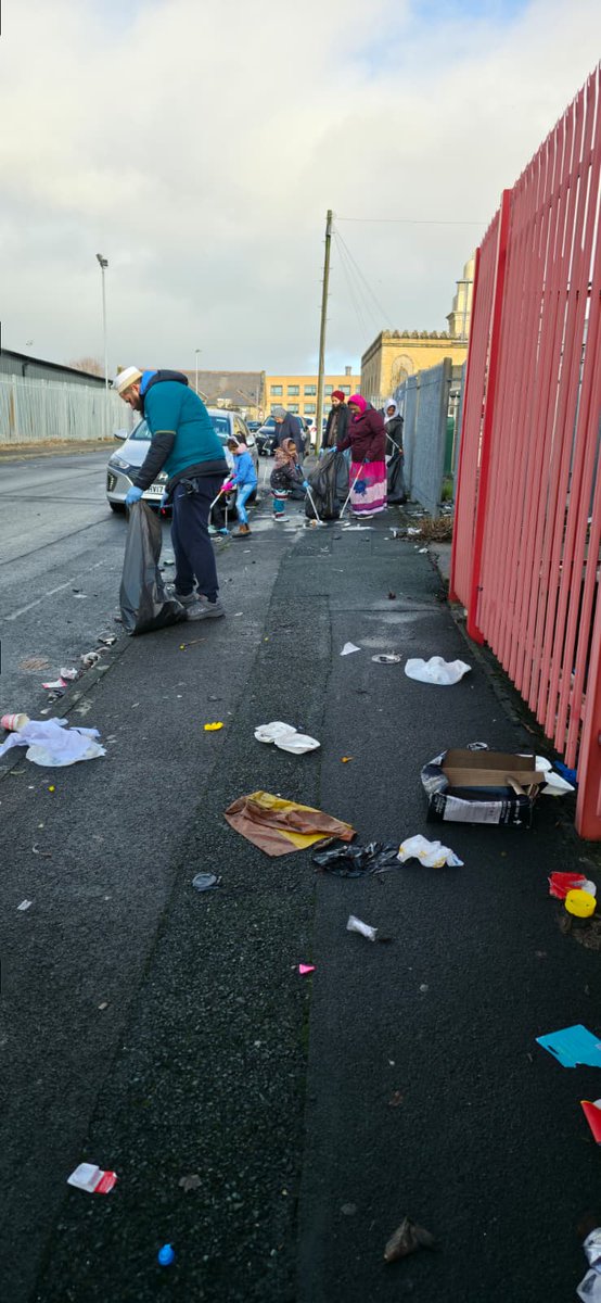 Bohras_UK's tweet photo. Members of the @Dawoodi_Bohras in #Bradford rolled up their sleeves in Girlington to give the streets a well deserved clean-up. 
 50+ bags of litter collected, proudly supporting a greener neighbourhood through @ProjectRiseDB 

#CleanerStreets #CommunityInAction https://t.co/8bP5YOjqhN