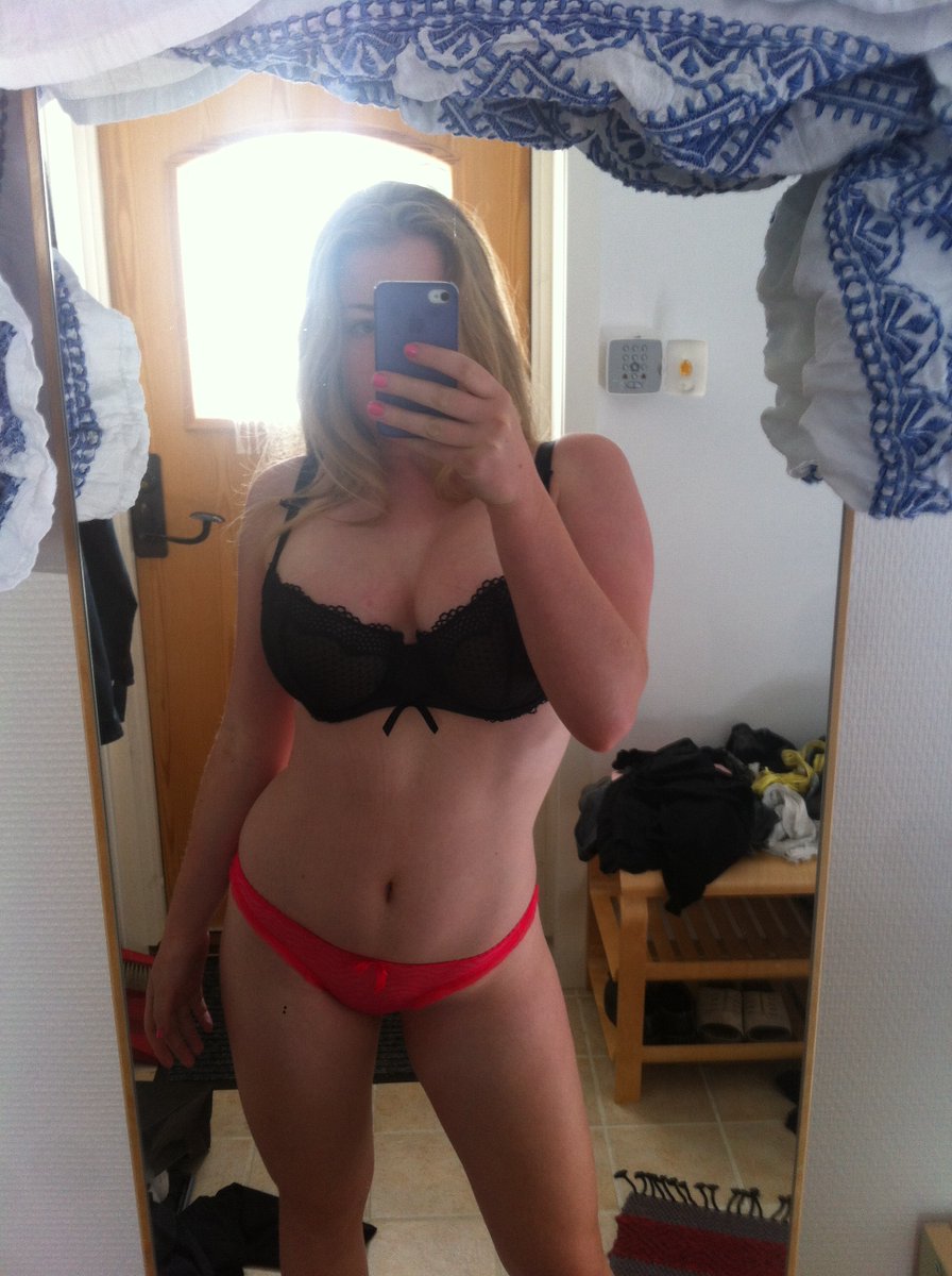 Plan cul tous les deux tinyurl.com/acke7yxj je suis une femme blonde avec une grosse paire de seins