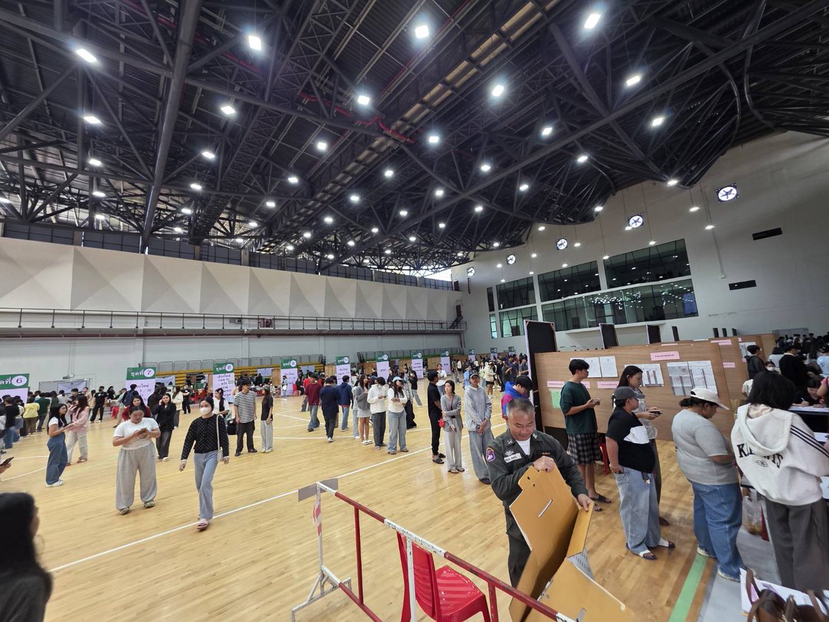 #เลือกตั้งล่วงหน้านอกเขต  หน่วย ม.แม่โจ้คนเยอะมากๆๆ แบบมากๆๆๆ เอามอไซค์ไป ยังหาที่จอดแทบไม่ได้ ต่อคิว ต่อแถว กันเรียบร้อยมาก เดินผ่าน ได้ยิน น้อง นศ คุยโทรศัพท์  "ประเทศจะเจริญแล้วค่ะ มีแต่มึงที่ยังไม่เจริญ รีบลุกมาเลือกตั้ง!! "  แม่โจ้ทำเกินมาก #เลือกตั้ง69  #เลือกตั้งล่วงหน้า