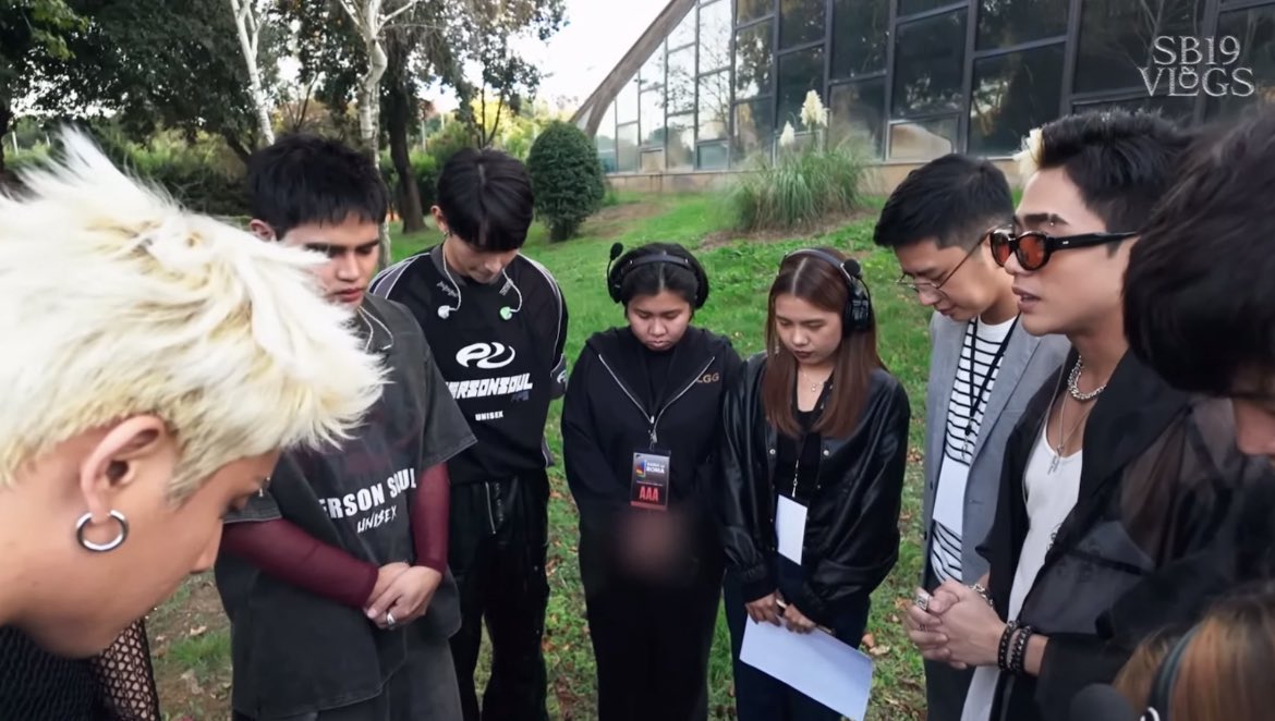 oohjcs2's tweet image. josh cullen leading the prayer. 🥺