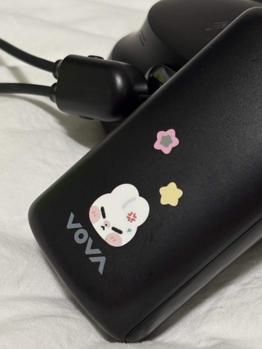 uhchapi's tweet image. 보조배터리에 뿍친하또 붙여줌