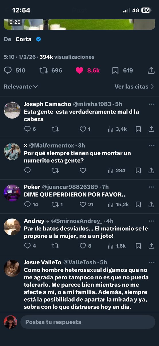 _Sehoul_'s tweet photo. Arbitro de futbol propone matrimonio a su novio.
Los comentarios: 
*tranqui, q como dicen, no hay homofobia ni hace falta hacer nada ya por el orgullo* https://t.co/RYnadaHAWD