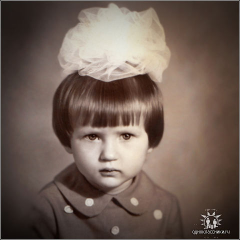 NorthernFrom's tweet image. Моё советское детство в БССР. Моё лучшее платье и самый лучший бантик в дет.саду. Помню, когда пришёл фотограф, у меня забрали этот бантик и фотали других девочек только с ним. А ещё нас учили не улыбаться. Улыбаются только дураки. Ностальгия.