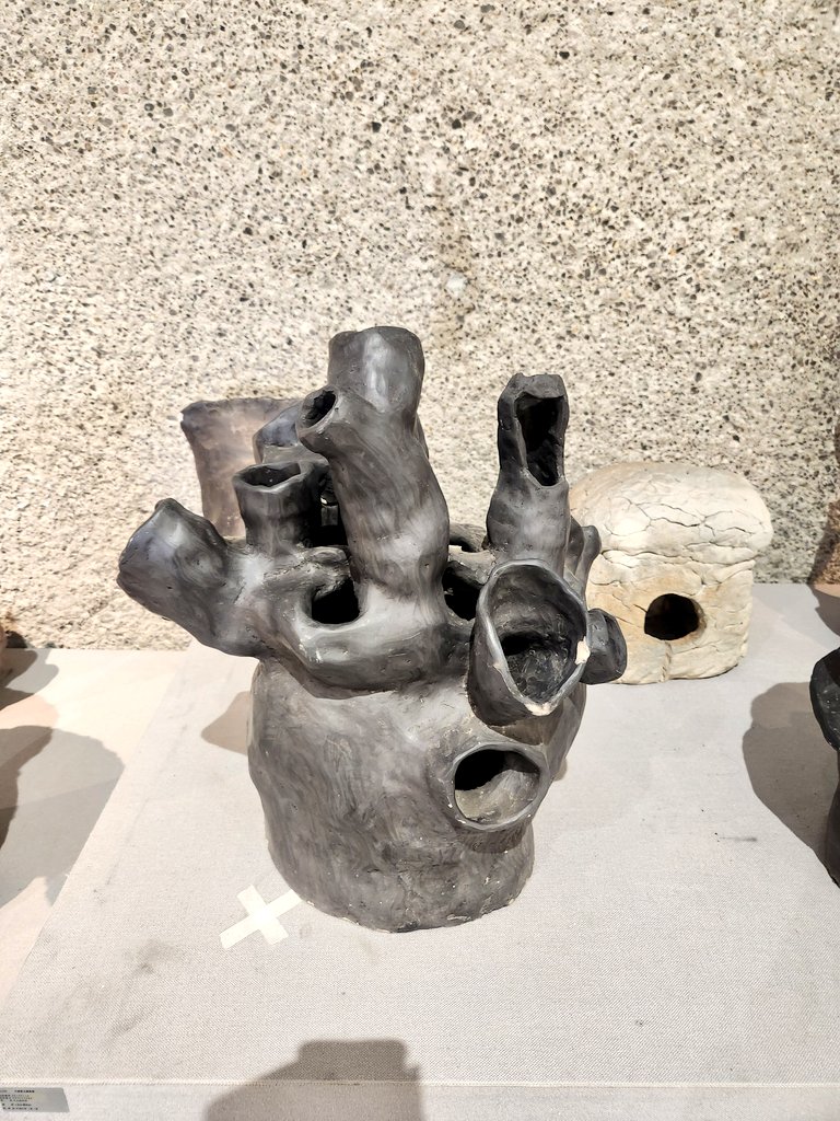 artoct's tweet photo. 美術館の陶芸展示が素晴らしかった
盲学校の方々の作品とのこと。 https://t.co/wpMavfynAs