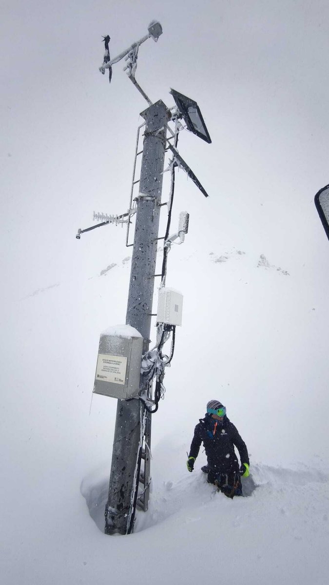 arantec's tweet photo. Treballs de manteniment a prop de @Pirineu365 (gràcies per la col·laboració!) per a la xarxa d’estacions meteorològiques del @meteocat https://t.co/2c56ePOO4H