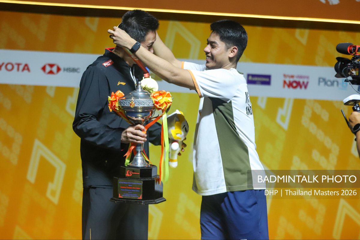 BadmintonTalk's tweet photo. Podium pictures of #ThailandMasters2026 – Men’s Singles

🥇Moh. Zaki Ubaidillah (INA)
🥈Panitchaphon Teeraratsakul (THA)

Congratulations to both players!

#BWFWorldTour #PSTM2026 #BadmintalkPhoto https://t.co/bvQj2RgzjB