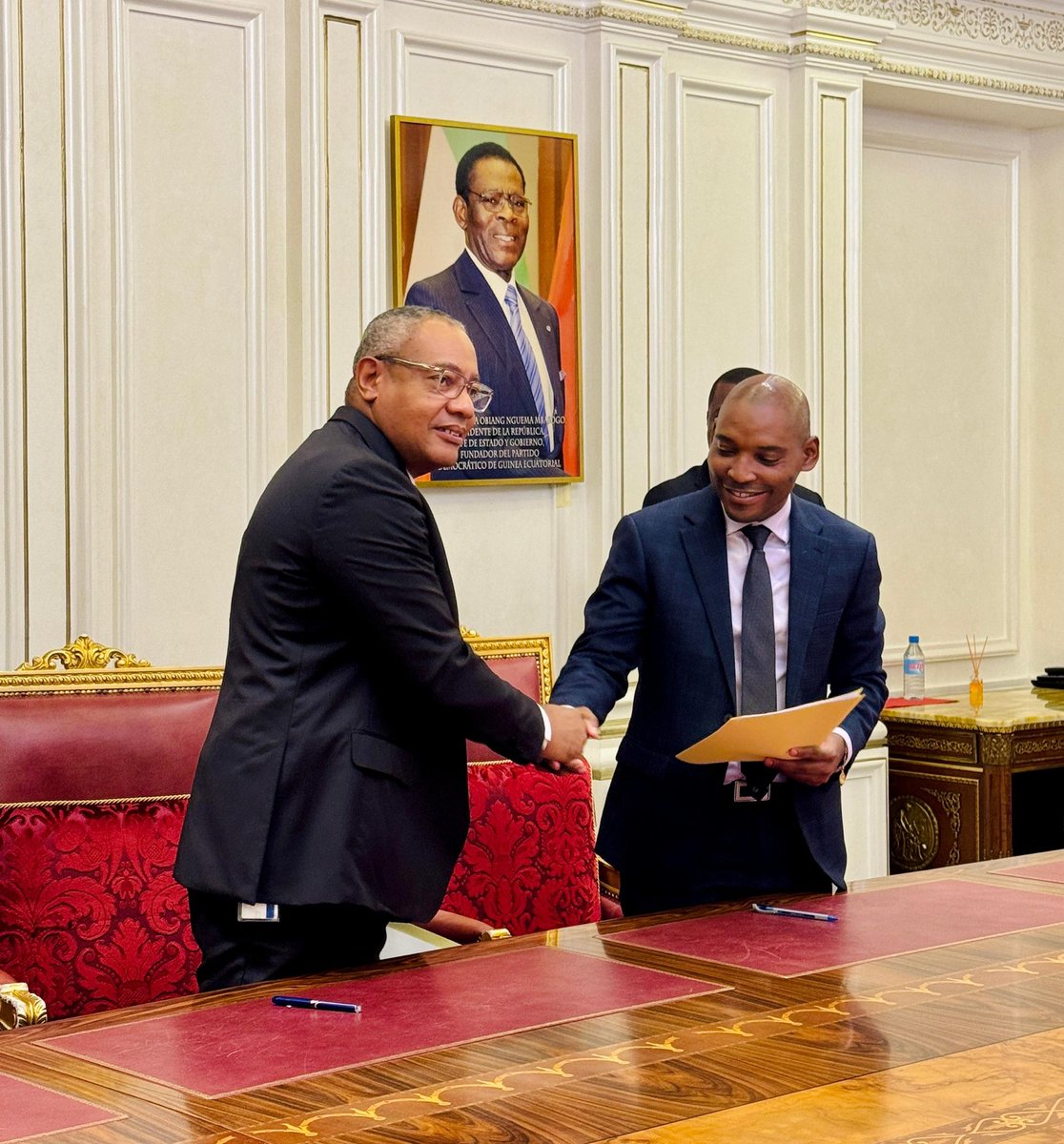 TeodoroObiang17's tweet image. Las negociaciones lanzadas en mi último viaje a #USA el septiembre del año pasado entre el Gobierno ecuatoguineano y la empresa #Chevron, han dado un paso muy importante este viernes.

El Ministerio de Minas, #Gepetrol y Chevron han firmado el "Acuerdo ASENG-GAS", uno de los más