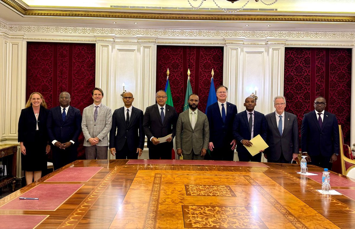 TeodoroObiang17's tweet image. Las negociaciones lanzadas en mi último viaje a #USA el septiembre del año pasado entre el Gobierno ecuatoguineano y la empresa #Chevron, han dado un paso muy importante este viernes.

El Ministerio de Minas, #Gepetrol y Chevron han firmado el "Acuerdo ASENG-GAS", uno de los más