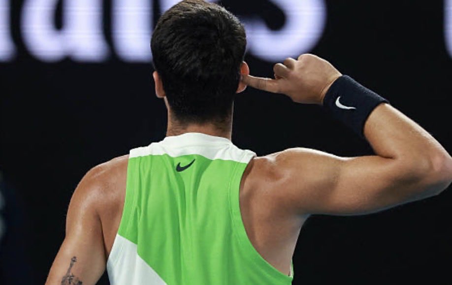 Últimos 28 partidos de Carlos Alcaraz en Grand Slam:

✅✅✅✅✅✅✅
✅✅✅✅✅✅❌
✅✅✅✅✅✅✅
✅✅✅✅✅✅✅

🏆 Ahora mismo el murciano es el vigente CAMPEÓN de Roland Garros, US Open y Open de Australia.

¿Queda claro quién es el N°1?