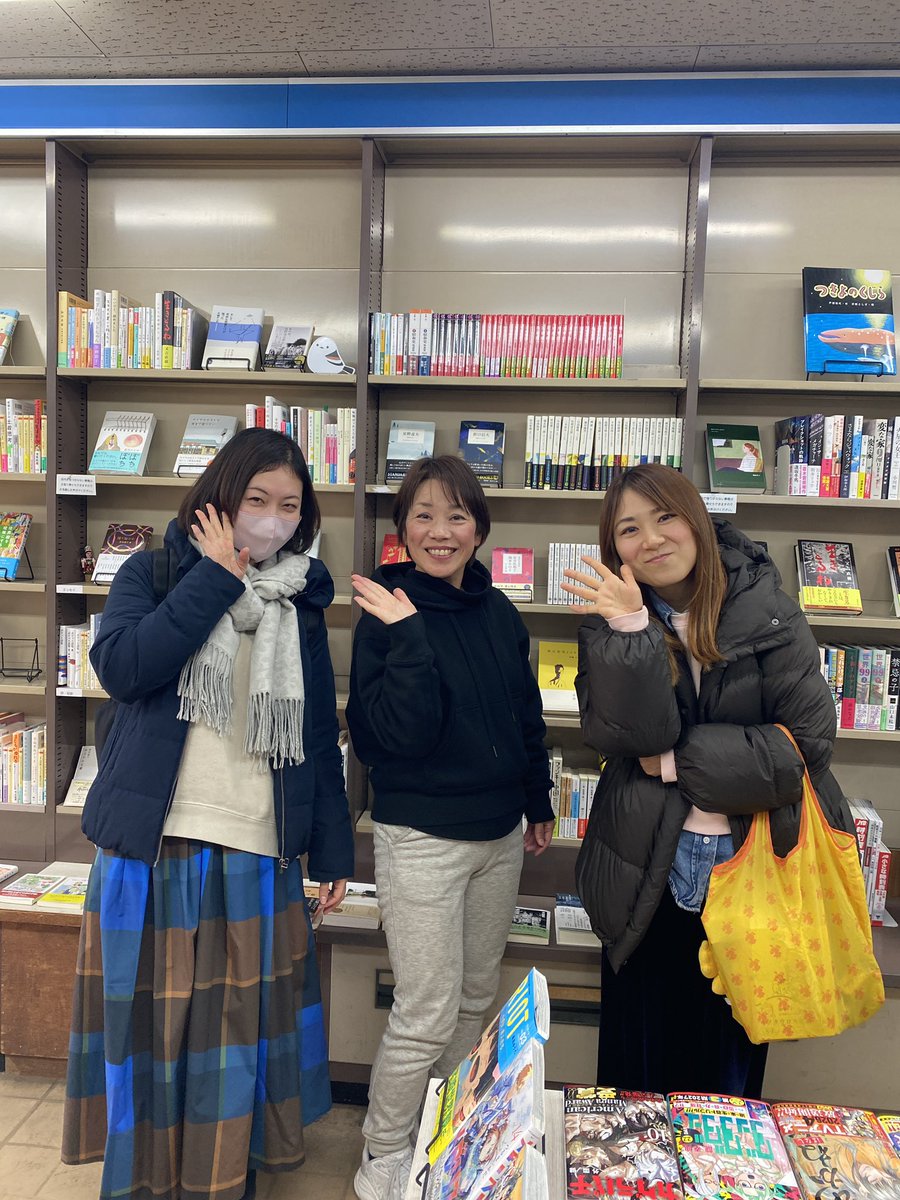 artistnameYo's tweet photo. youさん、ひとみさん
@youoy706 
@arashi.hitomi 
本屋ふらふらっとに
きてくださいました！
感謝感謝。
おふたりとも
狭い店内にも関わらず
じっくり選んでくださりありがとうございます📕
おしゃべりもできて
楽しい時間でした♪
またきてね❣️
#本屋ふらふらっと
#いつもと違う雰囲気
#会えて嬉しい https://t.co/ApofnVRGEn