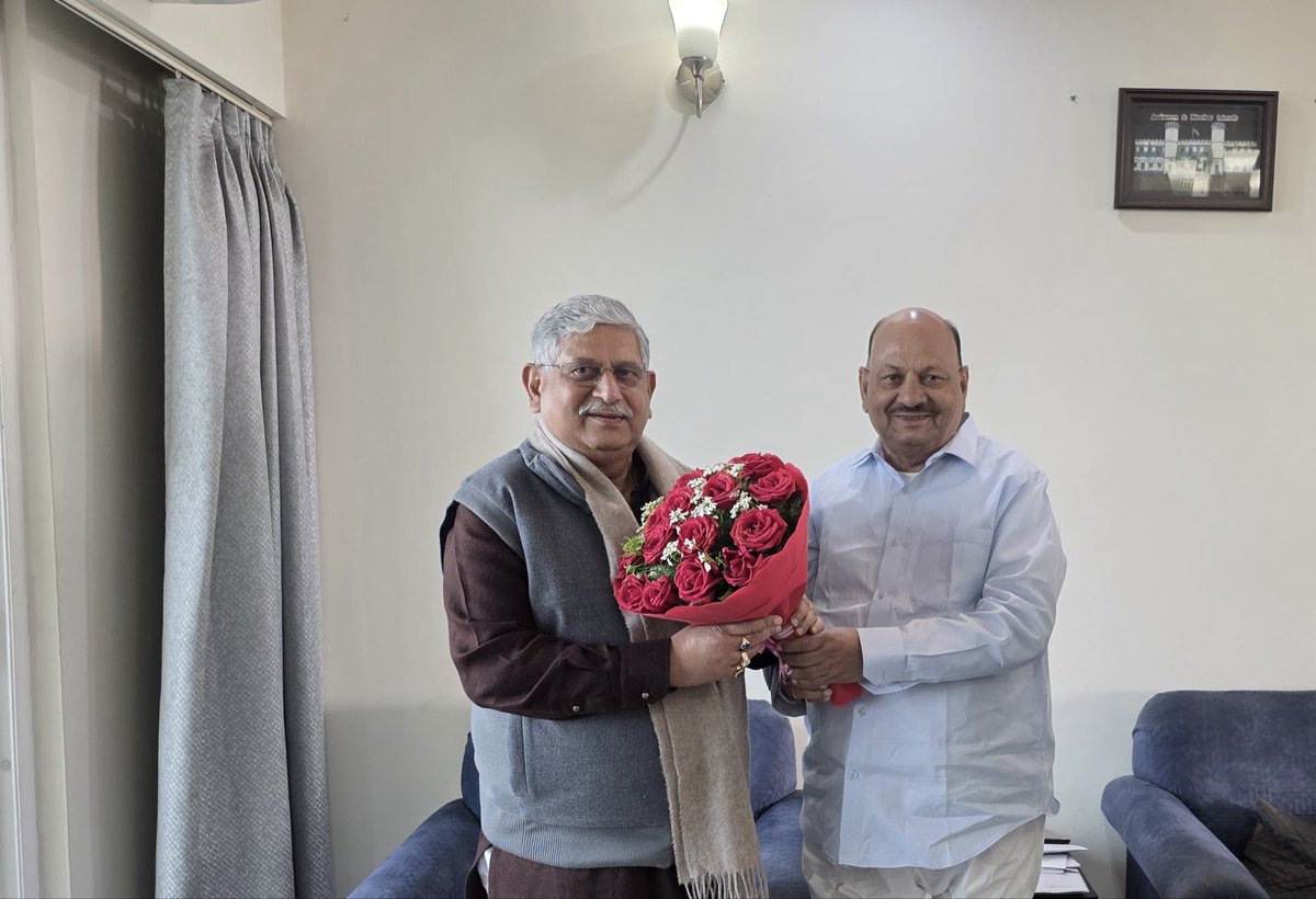 आज नई दिल्ली स्थित आवास पर माननीय केंद्रीय मंत्री अभिभावक आदरणीय श्री <a href="/LalanSingh_1/">Rajiv Ranjan (Lalan) Singh</a> जी का आत्मीय आगमन हुआ।उनका मार्गदर्शन और आशीर्वाद मुझे जनसेवा के मार्ग पर और अधिक निष्ठा व समर्पण के साथ आगे बढ़ने की प्रेरणा प्रदान करता रहेगा।<a href="/IVeenaDevi/">Veena Devi</a> <a href="/IDineshPDSingh/">Dinesh Prasad Singh</a> <a href="/ishubhamsingh9/">Shubham Singh</a>