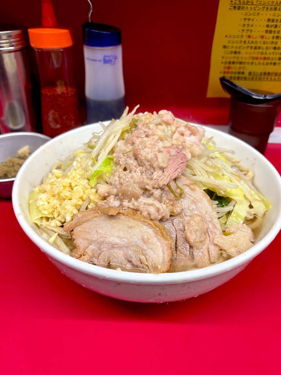 psukejiro_7626's tweet photo. 藤沢二郎
大ラーメンぶた2枚 背脂煮☆
ニンニクアブラ

#ラーメン二郎湘南藤沢店 #ラーメン二郎 #RJSF #さいこうにうまいわ®︎ https://t.co/aZnjIVVded