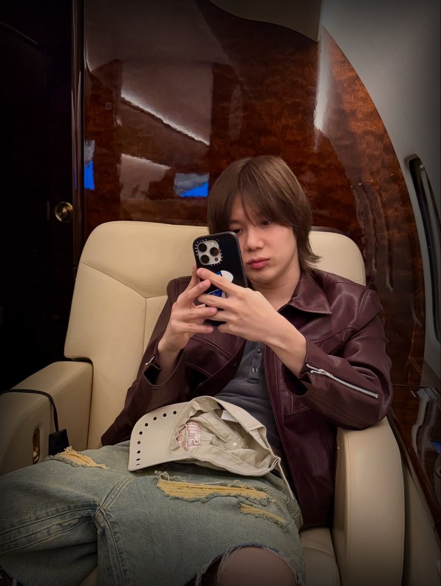 🐣
Taemin in "standing at attention, star student" mode filming with JoJo 🎖️ vs. Taemin owning the private jet with that pout. 💅
Can’t wait to see what these two cooked up for the show! 🔥
#TAEMIN  #JoJo.