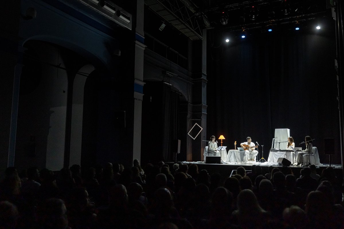 AlgatoProduc's tweet photo. Anoche arrancaba la novena edición del ciclo #NoSoloAutor en la #SalaInsularDeTeatro con "Canciones blancas" de la Asociación Generación del 21. Música y poesía de la mano de Xavi Suárez, Ana Falcón, Adriana Medina y Sandra González. Fotos de Rubén Grimón. https://t.co/KhmlewLcSb
