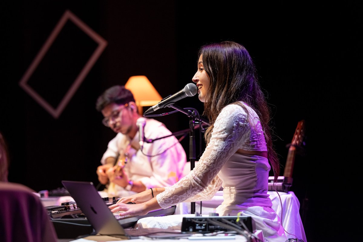 Anoche arrancaba la novena edición del ciclo #NoSoloAutor en la #SalaInsularDeTeatro con "Canciones blancas" de la Asociación Generación del 21. Música y poesía de la mano de Xavi Suárez, Ana Falcón, Adriana Medina y Sandra González. Fotos de Rubén Grimón.