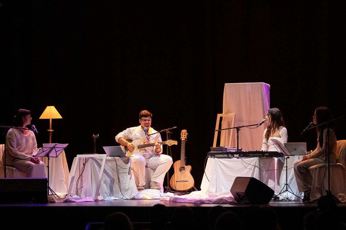 AlgatoProduc's tweet photo. Anoche arrancaba la novena edición del ciclo #NoSoloAutor en la #SalaInsularDeTeatro con "Canciones blancas" de la Asociación Generación del 21. Música y poesía de la mano de Xavi Suárez, Ana Falcón, Adriana Medina y Sandra González. Fotos de Rubén Grimón. https://t.co/KhmlewLcSb