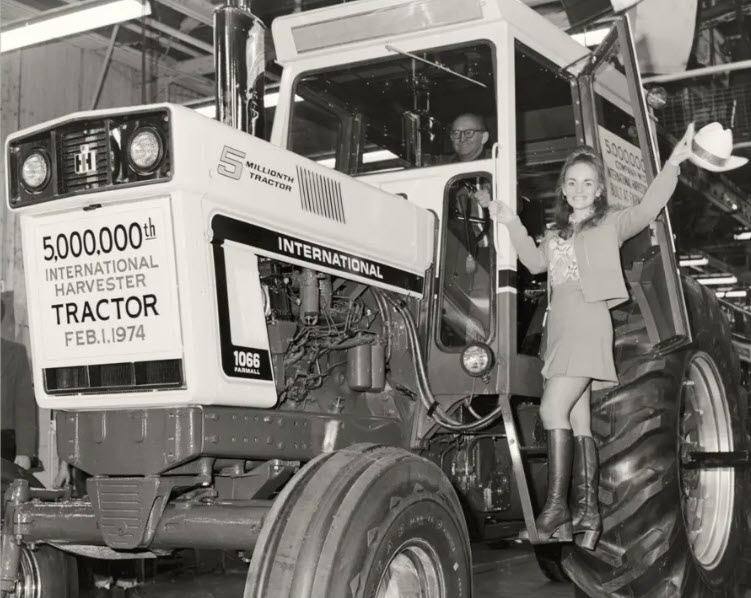 CNHIndustrial's tweet photo. Fun Fact! 🌟
On Feb 1, 1974, the 5,000,000th Farmall tractor rolled off the line in Rock Island, IL — an industry first. 🚀
The history‑maker? The legendary Farmall 1066 Turbo. 🌾💪
#Farmall #TractorHistory #Agriculture #VintageTractors https://t.co/csKrdYNWbP