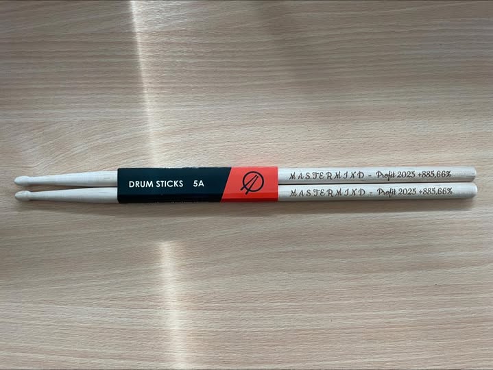 Mastermind_gb's tweet photo. Here we are.
The only thing I let myself have from my 2025 profits.
A pair of drumsticks with a message for eternity.
885,66% in einem Jahr.
But much more work needs to be done.
No excuses, no distractions.
Just forward.

https://t.co/EMxjrMp6bE

#Aktien #Finanzen #Börse https://t.co/w06x21VHaz