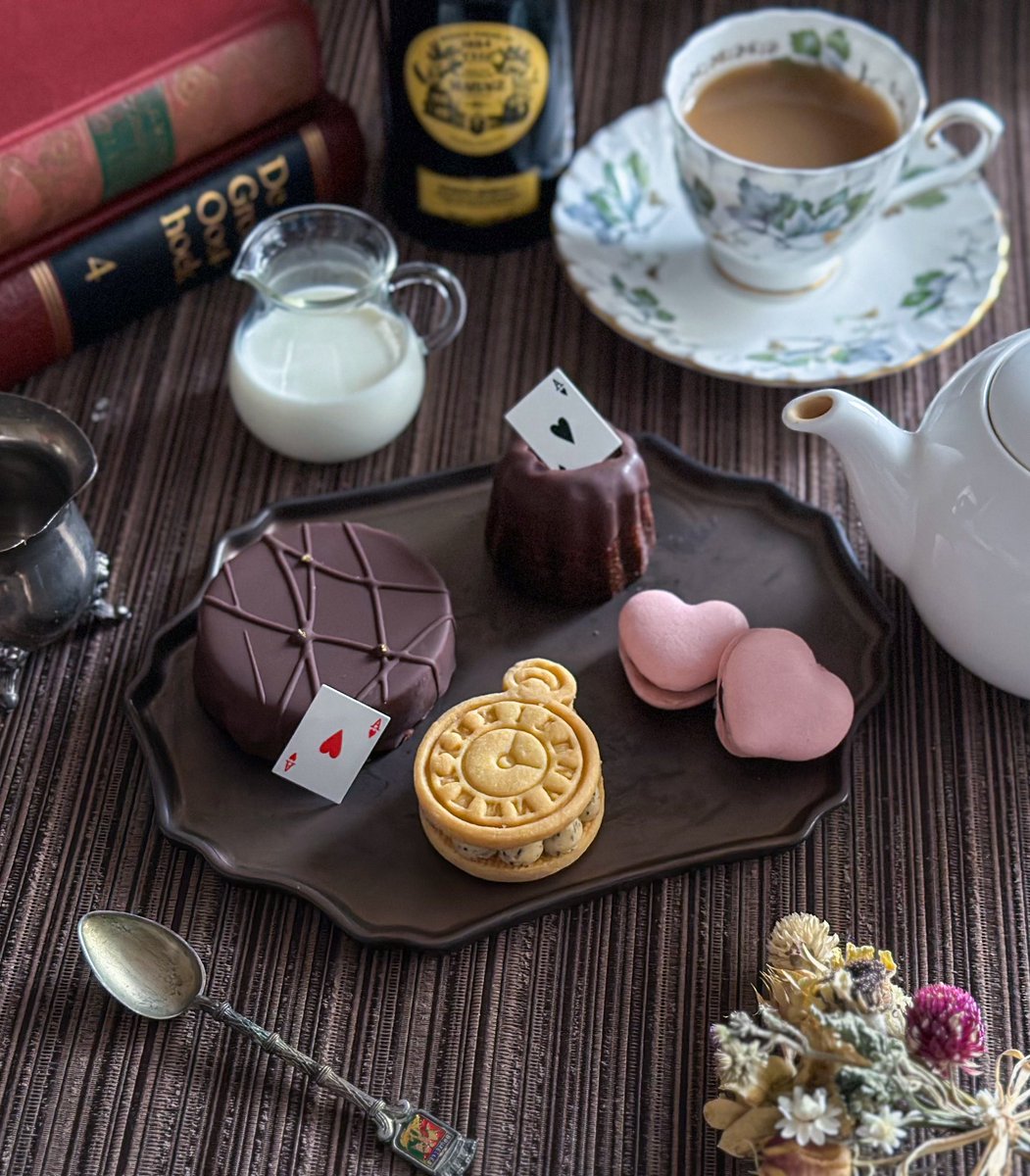 不思議の国のアリス』をイメージした バレンタインのケーキプレート🍫🫖