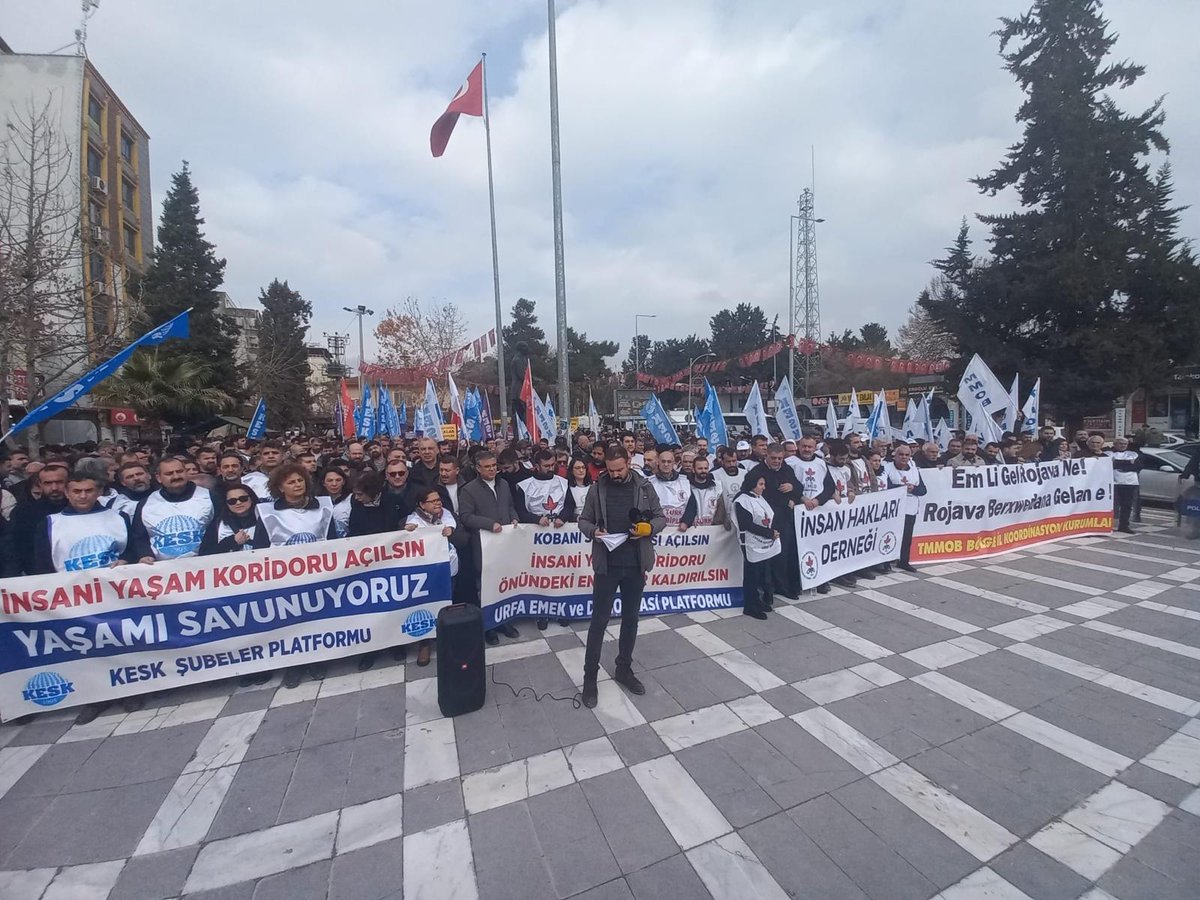 KESK1995's tweet image. YAŞASIN HALKLARIN KARDEŞLİĞİ!
JIN, JIYAN, AZADÎ!

Barışı ve Demokrasiyi Savunuyor, Dayanışmayı Büyütüyoruz! 

Emek ve demokrasi güçleri  bugün Suruç’ta Rojava’da yaşananlara ilişkin kitlesel basın açıklaması gerçekleştirdi.

KESK ve işkolları MYK üyelerinin de katıldığı basın…