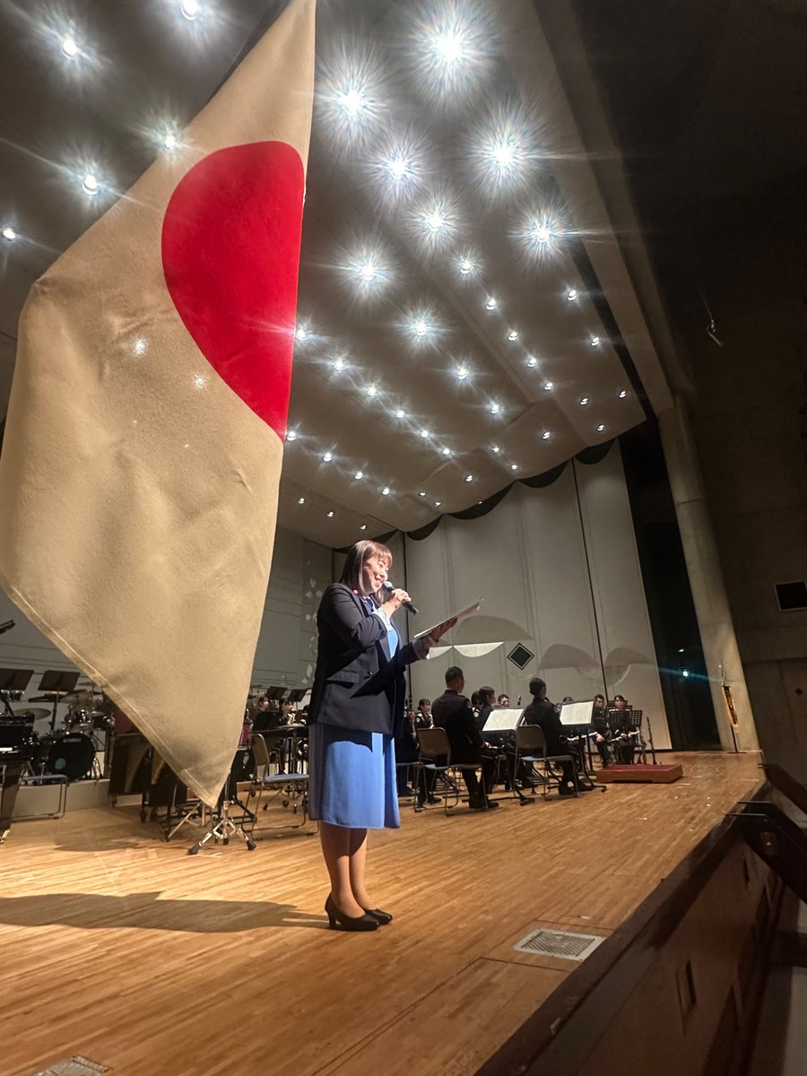 jgsdf_15b_pr's tweet photo. 本日、定期演奏会において司会を務めていただいた下地ななえさんには、終始あたたかく、そして華やかな進行で演奏会を大いに盛り上げていただきました、聞き取りやすい語り口により、演奏の魅力がより一層引き立ち、会場は終始和やかな雰囲気に包まれました。心より感謝申し上げます。 https://t.co/TZiUkYm7e3