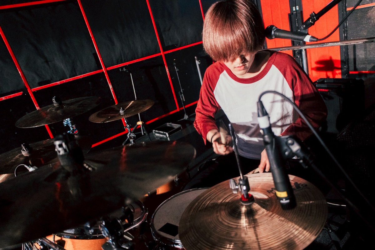 #でらロック2026
ENEMY FLECK

恋とか愛とか目に見えないものに色をつけるのはENEMY FLECKの歌、音楽、ライブなのかもしれない。恋愛の「れ」も知らない、まだ初恋すらしていない、これからの世代のいつかの恋が、愛が、実るといいな。恋のエネミーなんて、フリックで左右に蹴散らして。

📷 <a href="/saku_mff/">櫻木 まお</a>