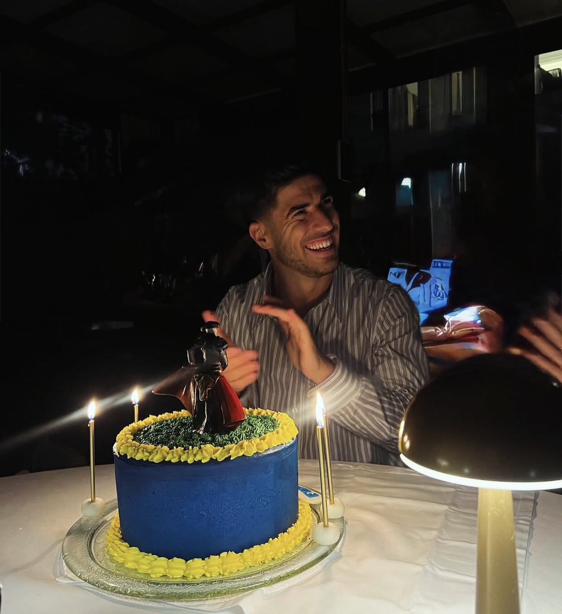 Asensio'nun sevgilisi, Asensio'nun doğum gününü sarı lacivert pasta ile kutlamış!😍