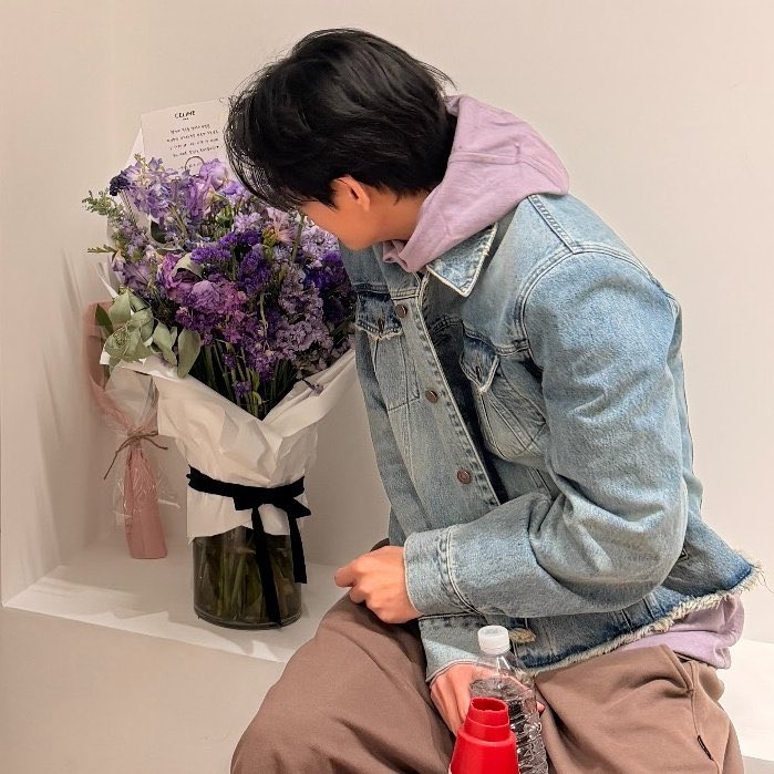 layovermoods's tweet image. the flowers lasted so long 😭