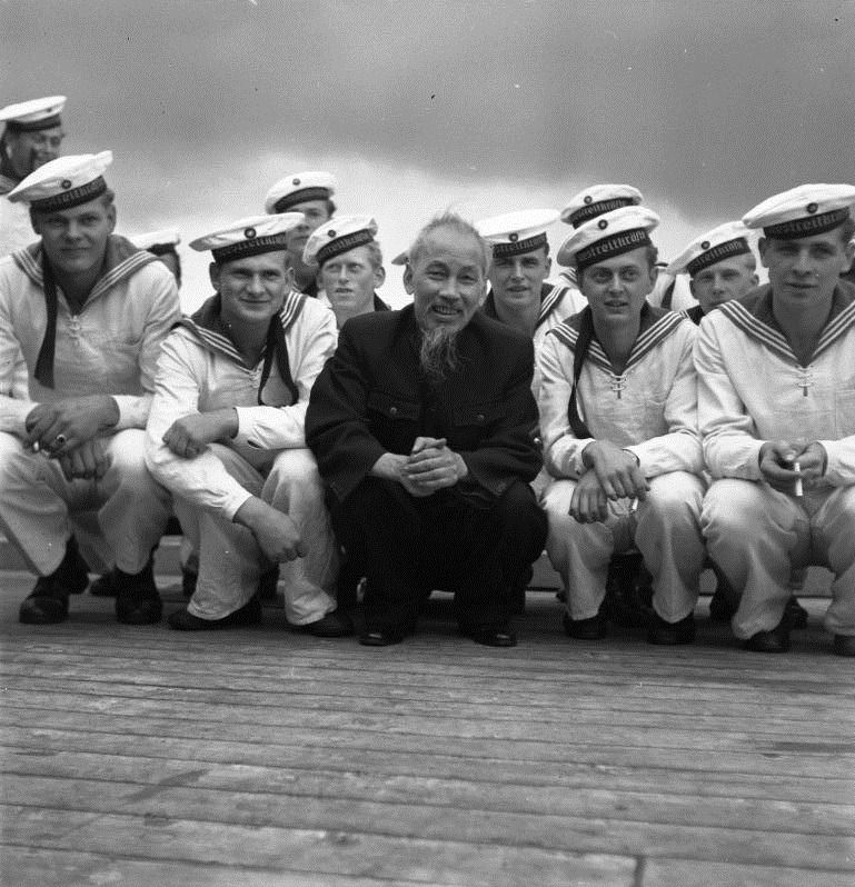 Ho Chi Minh with East German sailors in Stralsund harbour, 1957.