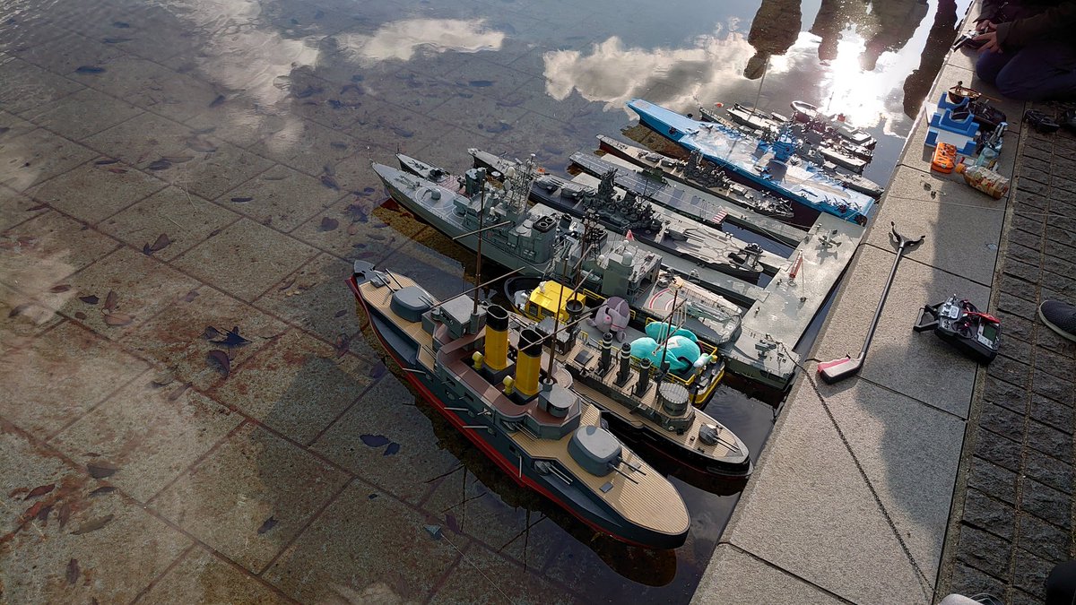 大和ミュージアムリニューアルオープン記念走航、呉艦隊の再集結、艦隊集合を合わせた候補日はいつが良いのでしょうね？
平日は無理として、4/25(土)または4/26(日)
遅れて5月の連休？
どちらも凄い混雑が予想されますね！
荷物の搬入も少し遠くなりそう。
今回は最大人数になったら記念撮影！