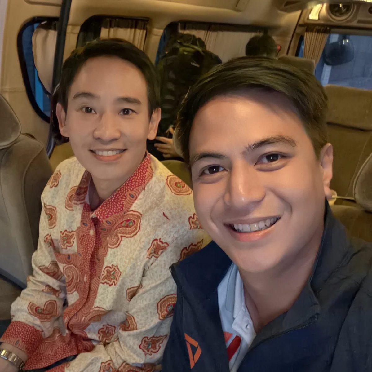 kanyanhe's tweet image. โมเม้น ในรอบ หลายปี 🥹🥹 #2tim forever 🧡🧡 พี่ทิมน้องติม #พิธาลิ้มเจริญรัตน์ #ไอติทพริษฐ์ #พรรคประชาชน4️⃣6️⃣ #เลือกตั้ง69