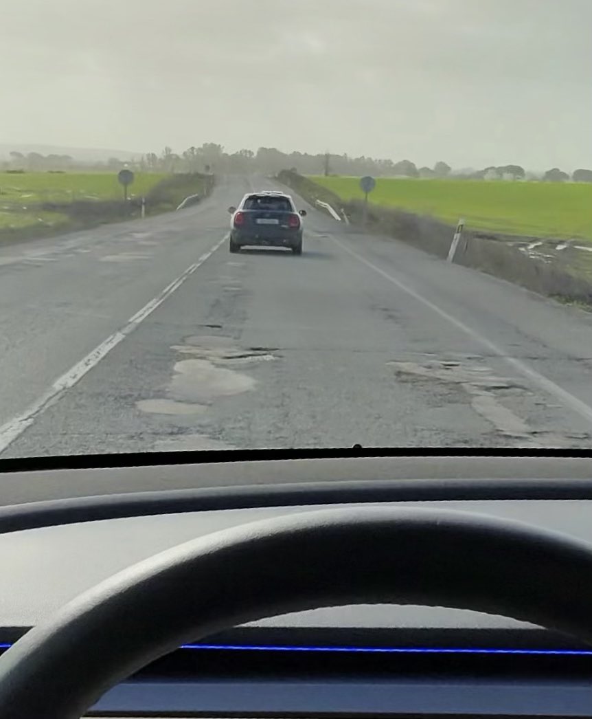 Las carreteras están así gracias a tus impuestos, deberíamos estar agradecidos cuanto menos