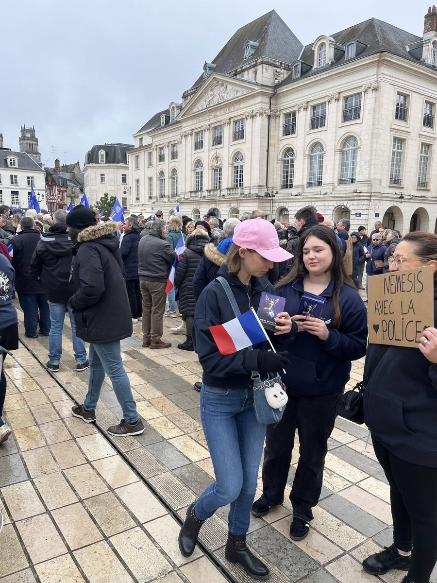 Zoom_zoom_Land's tweet photo. @Coll_Nemesis Merci au @Coll_Nemesis d'Orléans d'avoir été à nos côté pour défendre notre Police.
#TeamPolice #TeamAPN
@AlliancePNouest
#Mobilisation31janvier #AlliancePoliceNationale https://t.co/OwwgFsbGuc
