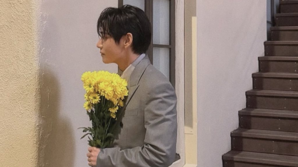 detailsofkth's tweet photo. flower boy https://t.co/9SgVOYmkZn