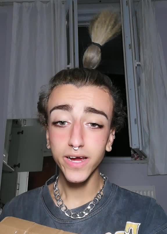 tugberk37's tweet image. Bilinen Adı: Mika Raun Can
Asıl Adı: Mikail Can Kurnaz

Hazır Epstein konusu açılmışken!

Mika kendi halinde takılan fakir bir eşcinselken bir anda milyon liralık estetik olup, lüks hayat yaşamaya başladı.

Dikkat ettiyseniz ülkemizdeki ünlü eşcinsellerin tamamı lüks bir hayat…