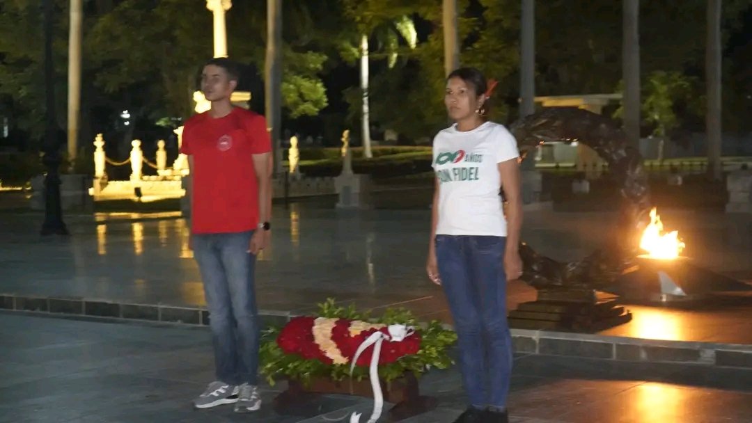 Homenaje de #SantiagoDeCuba a José Martí en víspera de su natalicio.
<a href="/DiazCanelB/">Miguel Díaz-Canel Bermúdez</a> 
<a href="/DrRobertoMOjeda/">Dr. Roberto Morales Ojeda</a> 
<a href="/BeatrizJUrrutia/">Beatriz Johnson Urrutia</a>