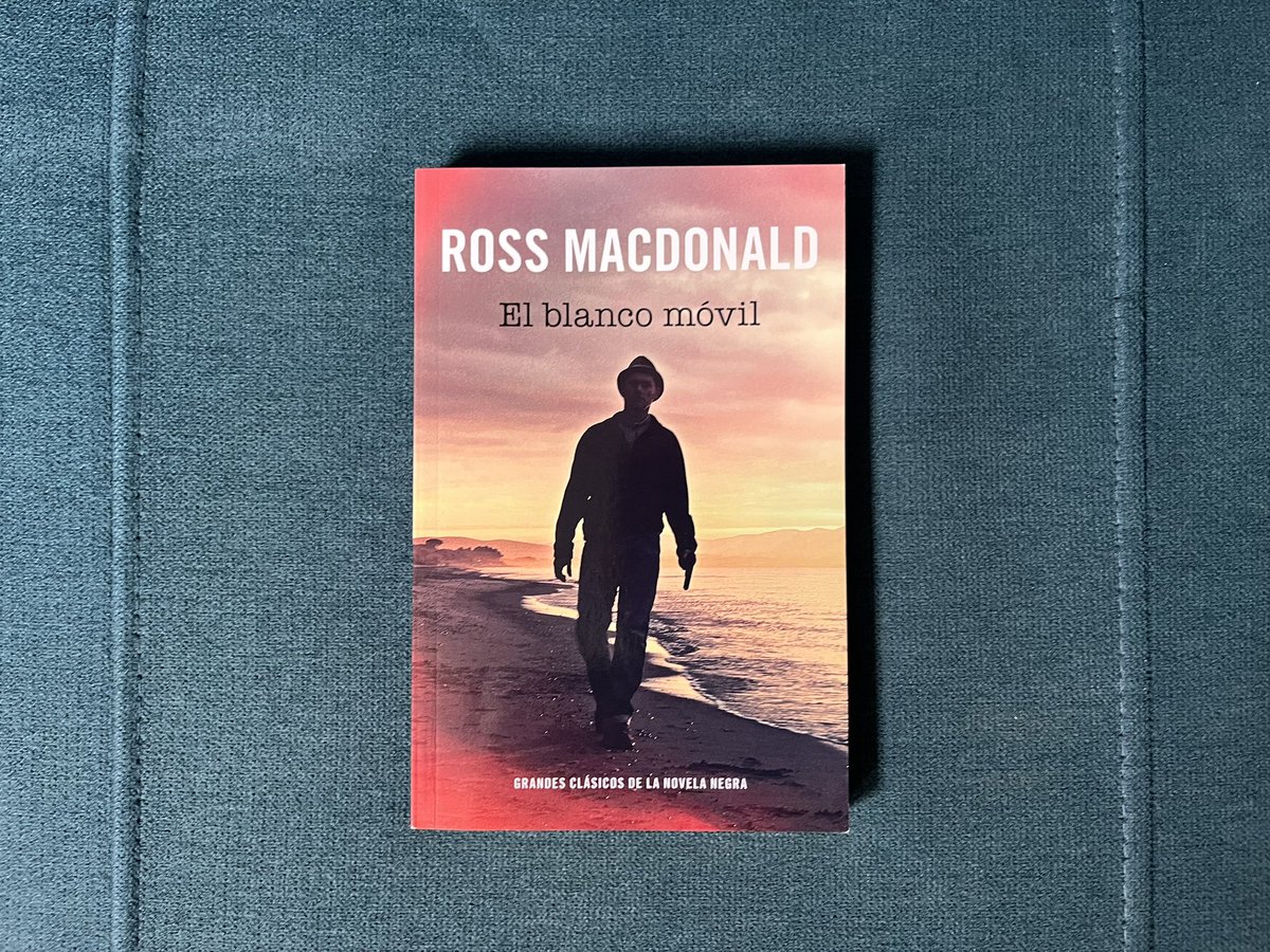 rcrascon's tweet image. “La inocencia es como estar al borde de un profundo abismo. Es imposible mirar hacia el abismo sin perderla”

‘El blanco móvil’
Ross MacDonald